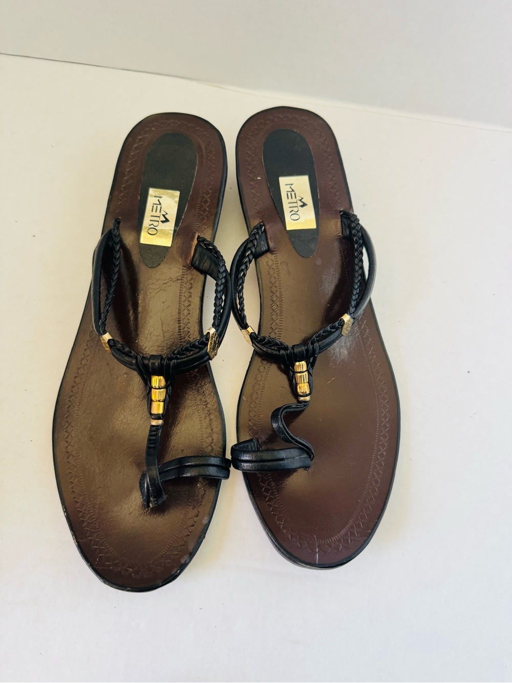 Metro Black Leather Braided Toe-Ring Sandals with Gold Bead Detail size 6